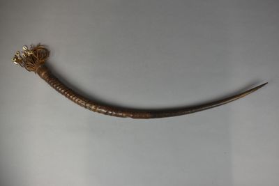 CORNE d'Oryx dans une gaine en cuir, ornée de petits coquill…