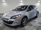 la photo d'une voiture argentée garée dans un garage