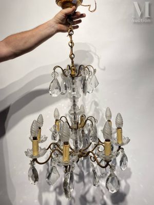 une image représentant une personne tenant un lustre en cristal dans la main