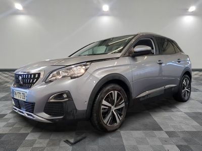 la voiture argentée est garée dans le garage sur un sol en damier