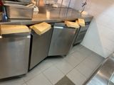 une cuisine équipée de nombreux appareils électroménagers en inox