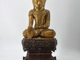 statue d'un Bouddha assis sur une caisse en bois
