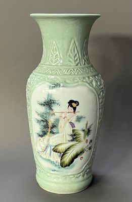 un vase vert orné de l'image d'une femme