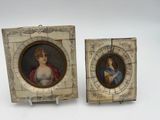 une paire de peintures miniatures représentant des femmes, encadrées, sur fond blanc