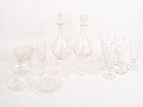 beaucoup d'objets en verre qui se trouvent sur la table
