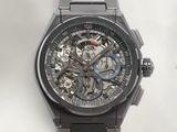 gros plan d'une montre sur une surface blanche