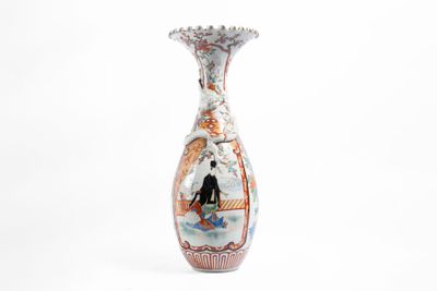 un vase avec l'image d'un homme et d'une femme dessus