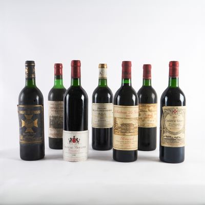 plusieurs bouteilles de vin sont alignées sur une surface blanche