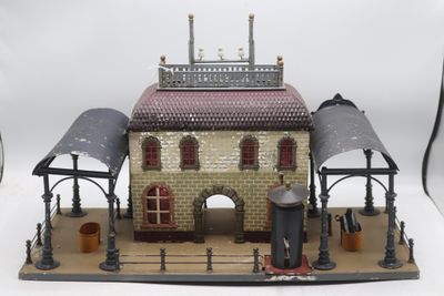 une petite maquette d'un bâtiment au toit rouge
