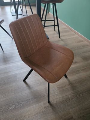 une chaise qui se trouve devant une table
