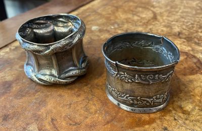 deux tasses en argent posées l'une à côté de l'autre sur une table