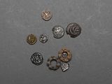 plusieurs types de boutons métalliques différents sur un fond gris