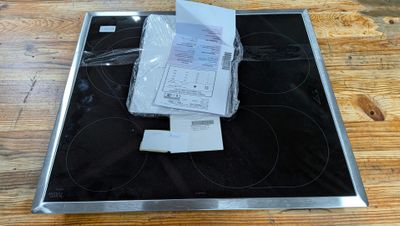 une cuisinière sur laquelle sont posés de nombreux papiers