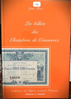 des livres sur une étagère dans une bibliothèque, avec la photo d'un billet de banque