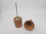un verre avec une paille à côté d'un verre dans lequel se trouve une paille