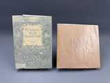 deux livres posés l'un à côté de l'autre sur une table