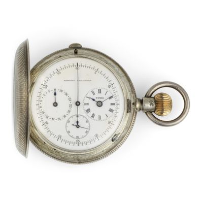 une vieille montre de poche en argent, avec un cadran blanc orné de chiffres romains