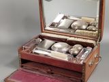une boîte en bois contenant de l'argenterie sur une table
