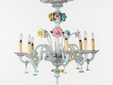 un gros plan d'un lustre orné de bougies et de fleurs