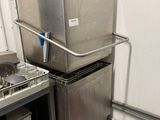 deux éviers et une cuisinière dans une pièce