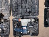 trois outils dans un coffret posé par terre