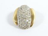 une image d'une bague en or et en diamant sur une surface blanche