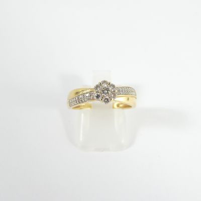 gros plan d'une bague en diamant sur une surface blanche