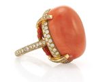 une bague ovale en corail et diamants, signée Van Cleef