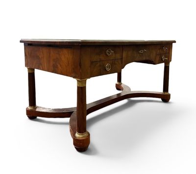 l'image d'une table en bois surmontée de deux tiroirs