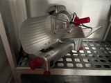 une machine qui se trouve sur une étagère dans une pièce