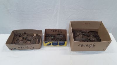 trois boîtes de pièces en chocolat posées sur une table blanche