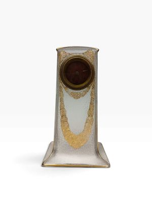 un gros plan d'un vase en verre sur lequel figure une horloge