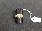 gros plan d'une bague sur une table avec une étiquette de prix