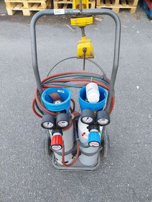 une photo d'un chariot équipé de deux bouteilles et d'un tuyau