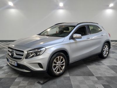 un SUV Mercedes GLA argenté garé dans un garage