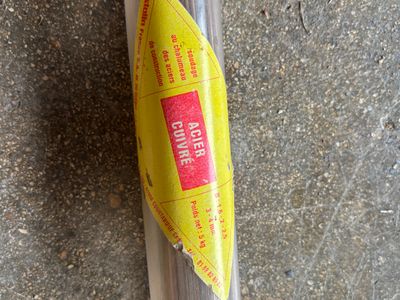 une banane posée sur un autocollant par terre