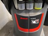 une machine posée sur un chariot