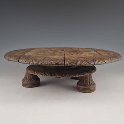 PLATEAU DE TABLE ROND TOURNANT en chêne sculpté de Style Hau…