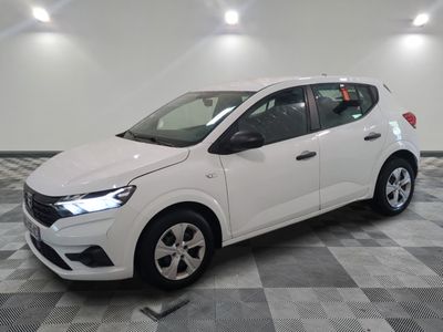 la voiture blanche est garée sur le sol à carreaux d'un garage