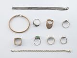 un assortiment de bagues, de bracelets et de bagues présentés sur un fond blanc