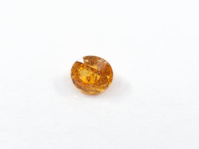 un losange orange sur une surface blanche, avec un fond blanc