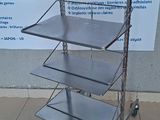 une étagère en métal comportant trois tablettes