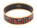 gros plan d'un bracelet sur fond blanc