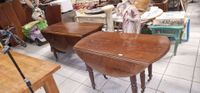 Une table à volets en noyer et une table à six pieds en acaj…