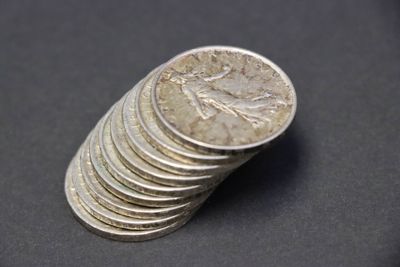 des pièces empilées les unes sur les autres sur une surface noire