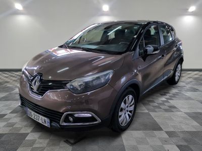 la voiture marron est garée sur un sol en damier dans le garage