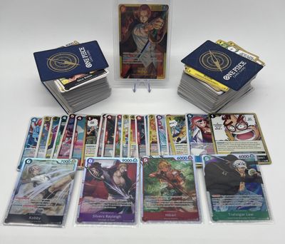 un lot de cartes posées sur une table