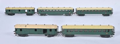 quatre wagons verts et jaunes alignés les uns à côté des autres sur une surface blanche
