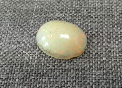 Cabochon d'opale, poids 8 ct environ
