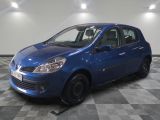 la petite voiture bleue est garée dans le garage sur un sol en damier